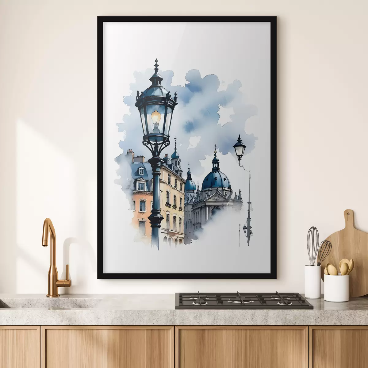 Poster Un lampione ornato con un edificio a forma di cupola in una giornata nuvolosa f38364