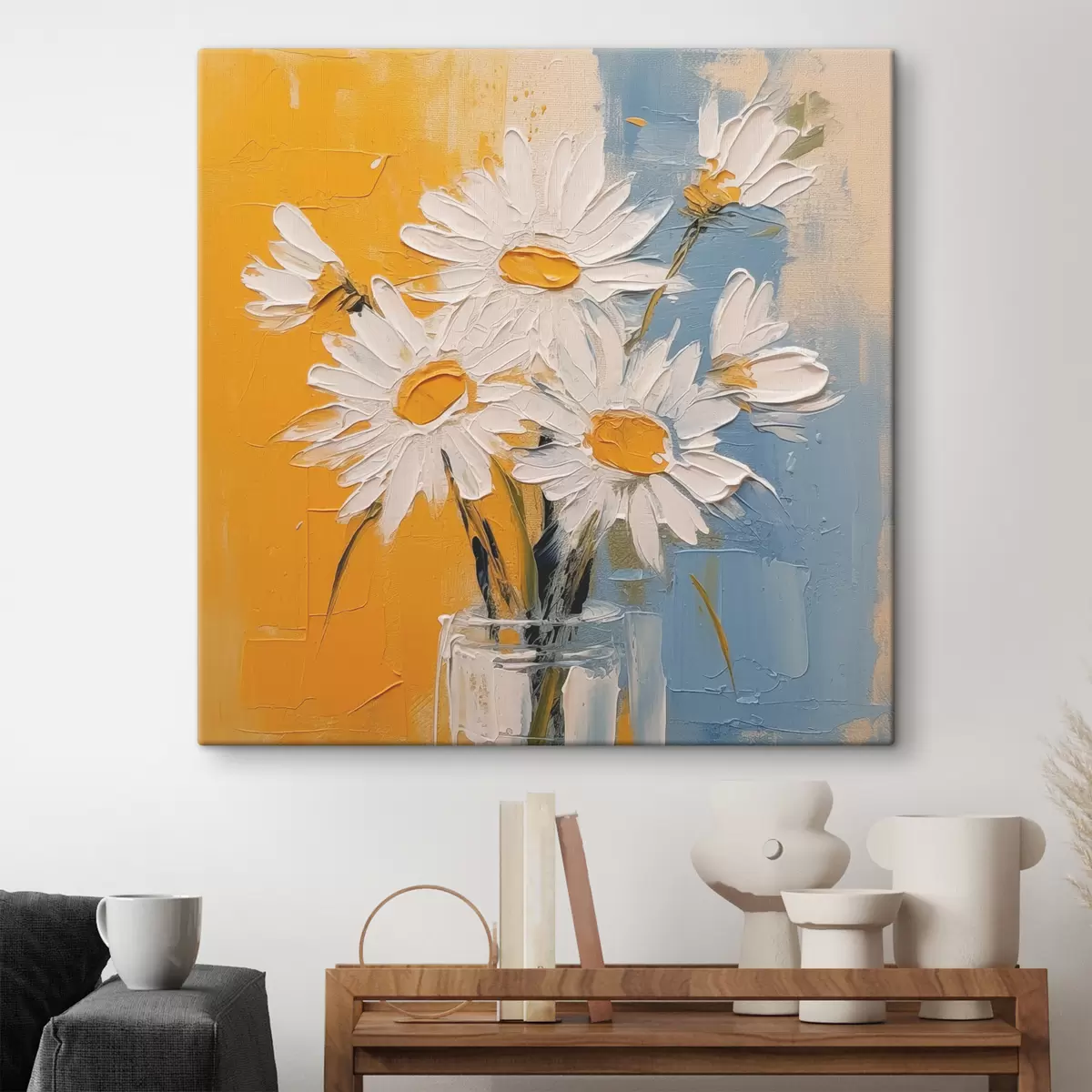 carta da parati Margherite bianche in un vaso di vetro su sfondo blu e giallo, imitazione della pittura a olio, tratti grandi nr. s38907