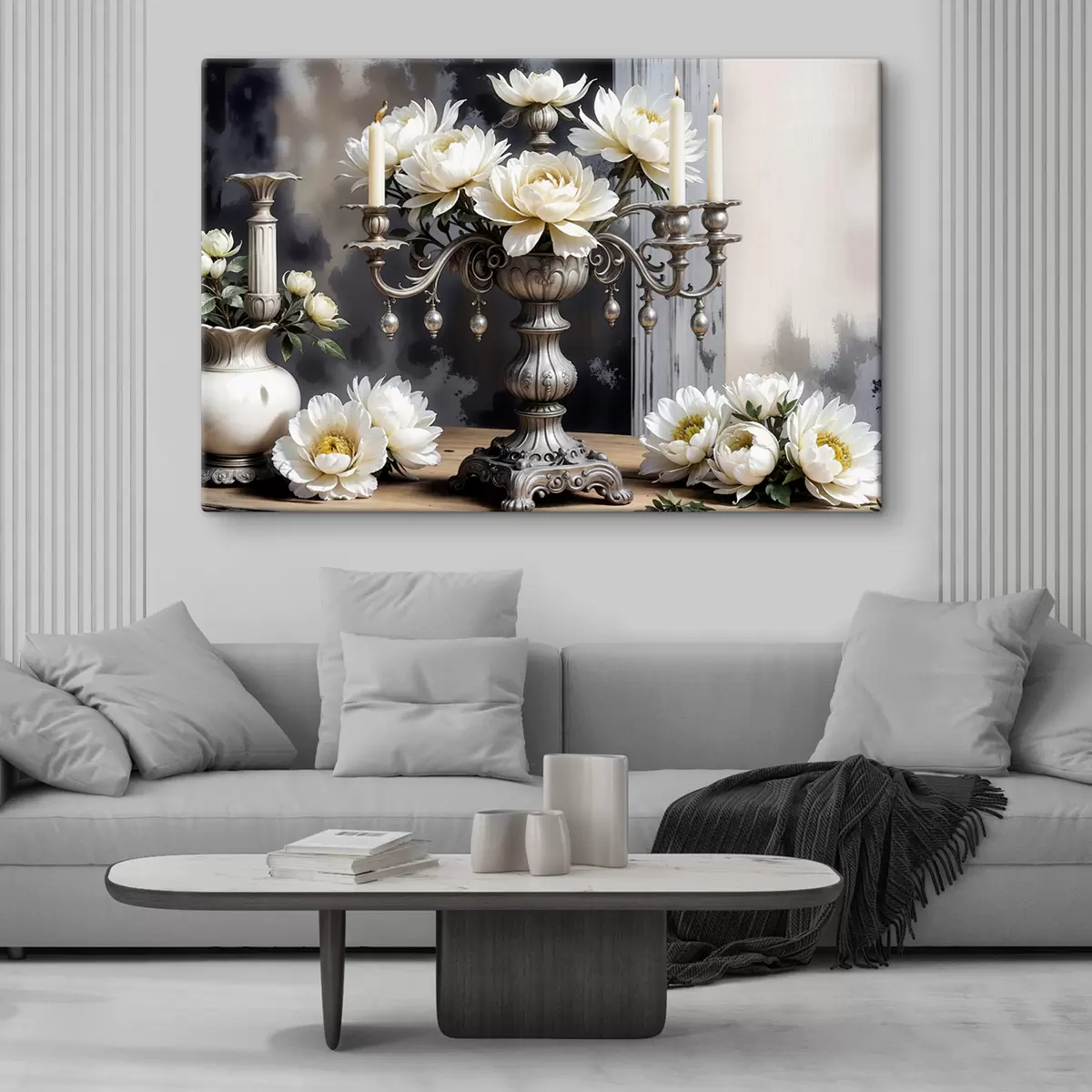 carta da parati Un bouquet di grandi fiori bianchi di dalia in un vaso d'argento ornato, circondato da candele accese su un tavolo di legno nr. s39384