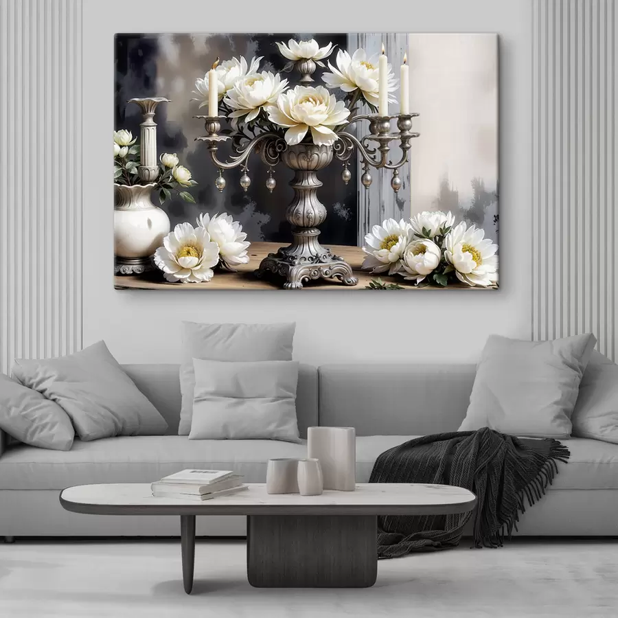 carta da parati Un bouquet di grandi fiori bianchi di dalia in un vaso d'argento ornato, circondato da candele accese su un tavolo di legno nr. s39384