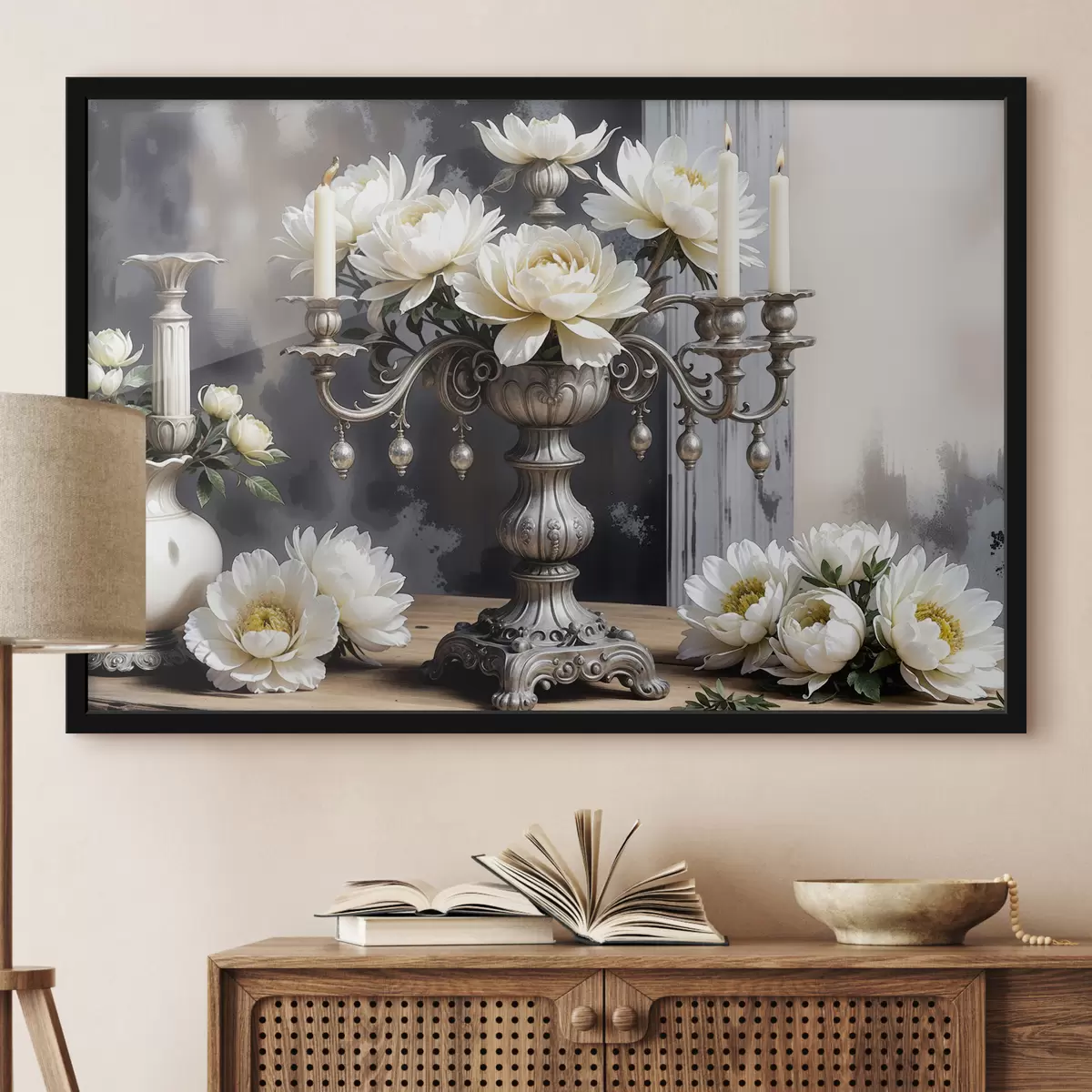 Poster Un bouquet di grandi fiori bianchi di dalia in un vaso d'argento ornato, circondato da candele accese su un tavolo di legno f39384