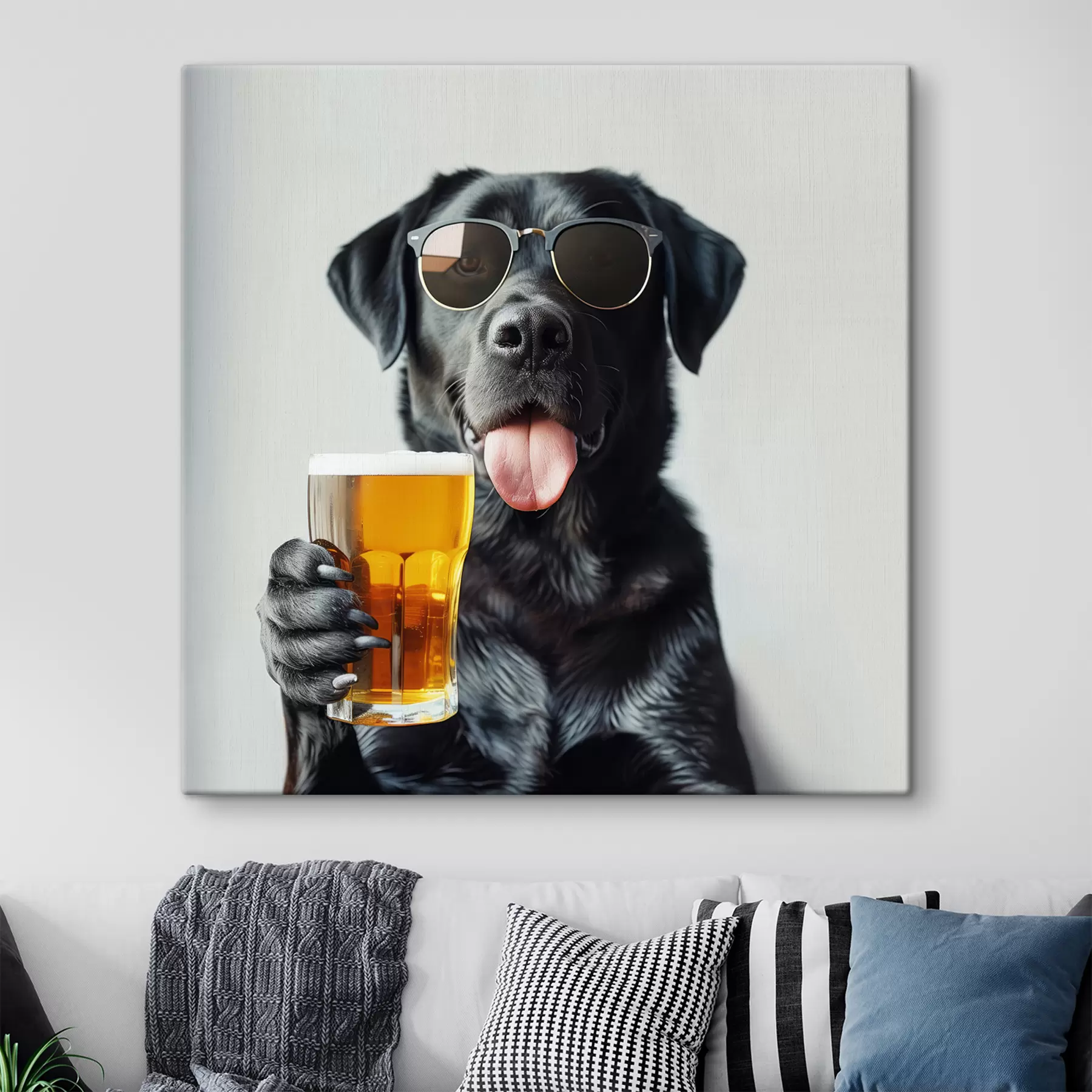 carta da parati Ritratto di un labrador nero che indossa occhiali da sole e tiene in mano una pinta di birra, guardando dritto nella telecamera nr. s39470