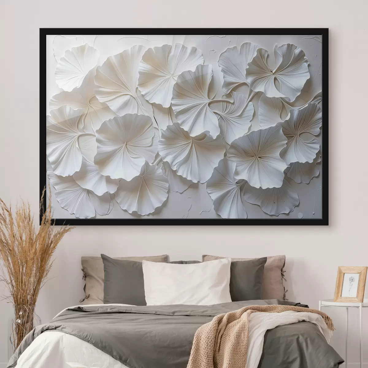 Poster Delicati fiori bianchi disposti in un motivo naturale e organico su uno sfondo chiaro f39510