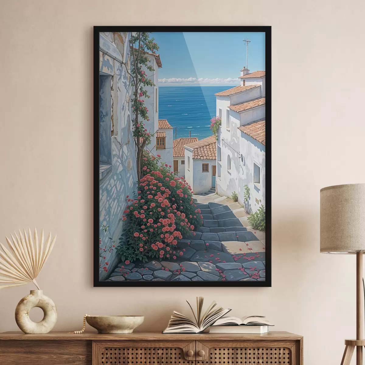 Poster Una strada stretta in una città costiera, con edifici bianchi, tetti di tegole rosse e vivaci fiori rosa f39532