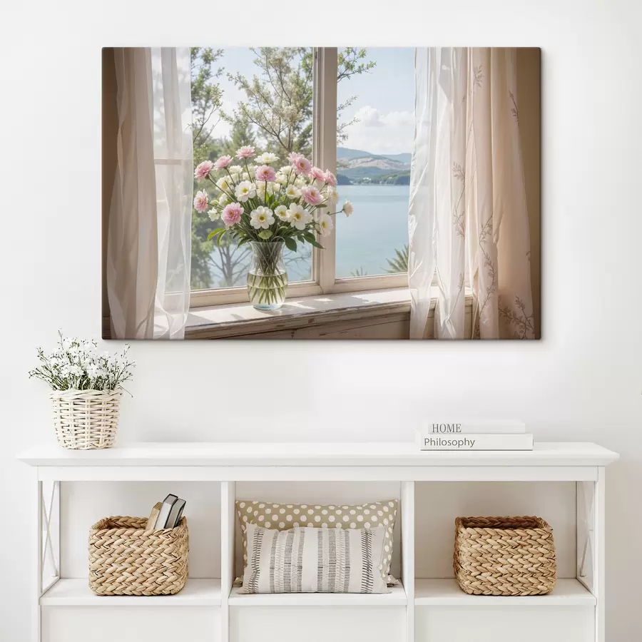 carta da parati Un bouquet di fiori rosa e bianchi in un vaso di vetro posto sul davanzale di una finestra, con un lago panoramico e montagne  nr. s40151