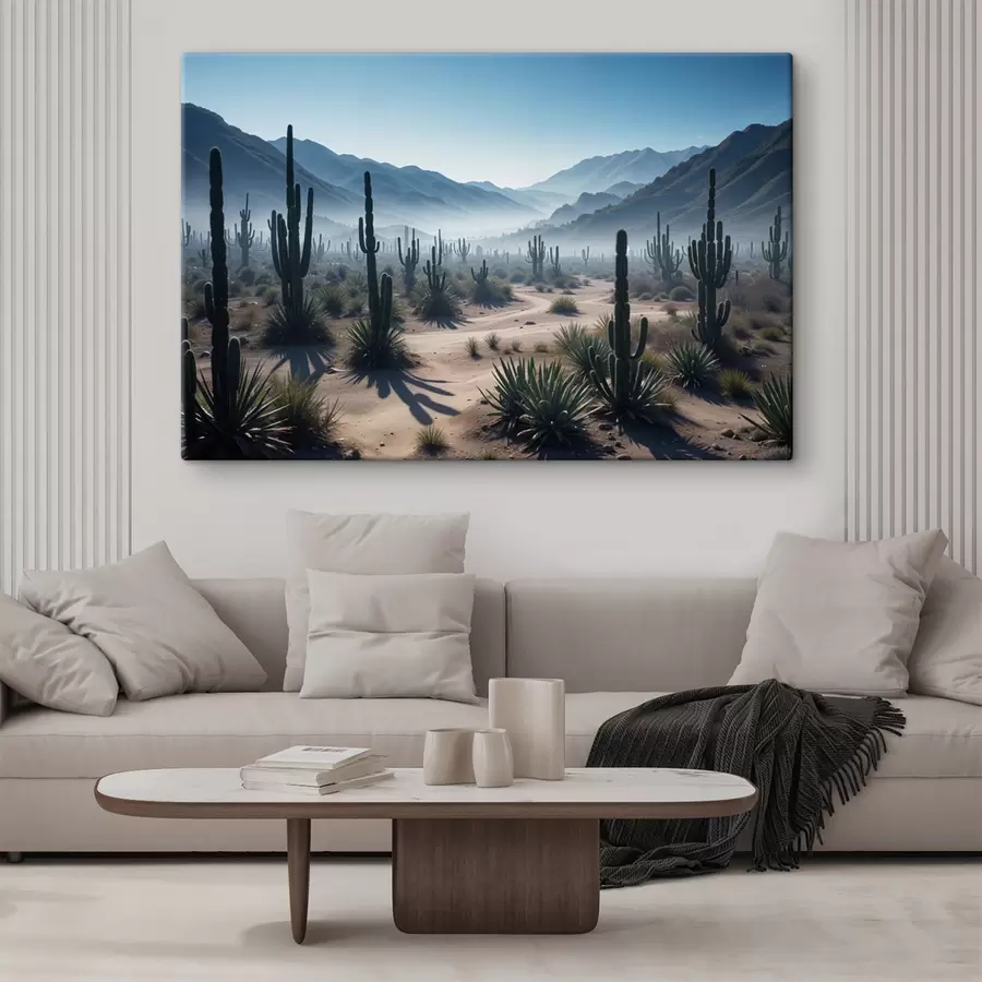 carta da parati Un paesaggio desertico con alti cactus e piante di yucca in primo piano, circondato da montagne nebbiose nr. s40153