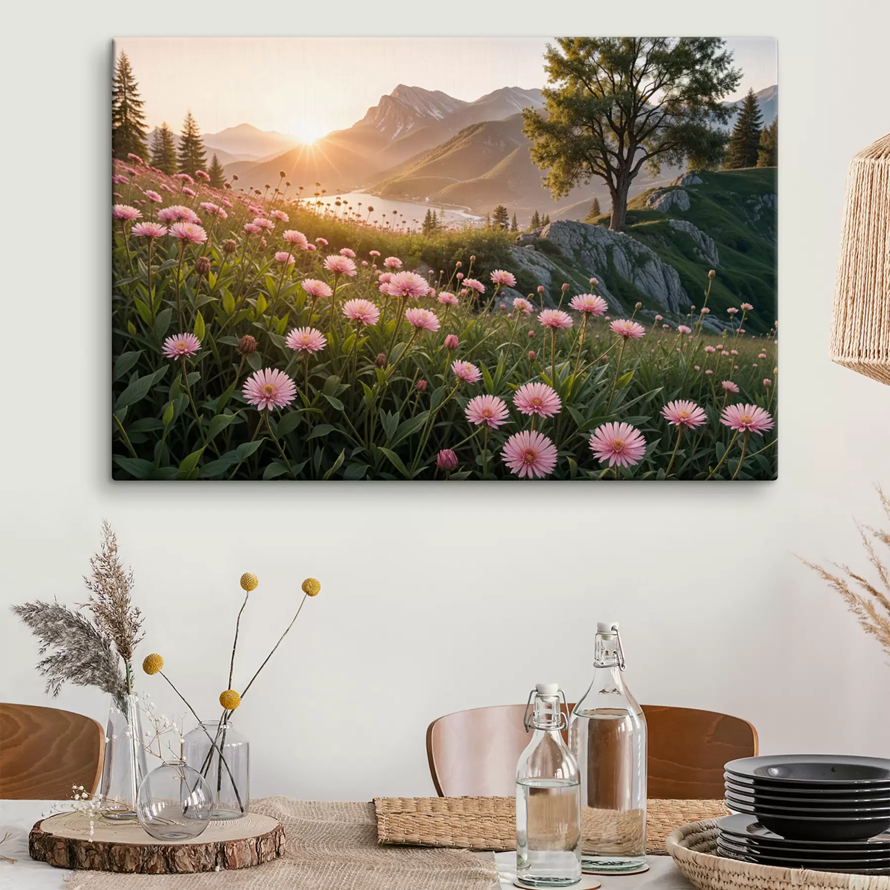 carta da parati Un campo di fiori rosa simili a margherite in primo piano, con una grande catena montuosa sullo sfondo nr. s40154