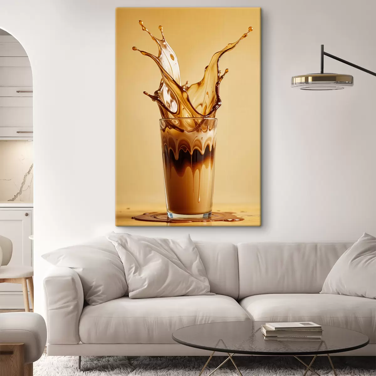 carta da parati Un bicchiere pieno di caffè con un effetto schizzo drammatico che crea un'immagine astratta e dinamica nr. s40165