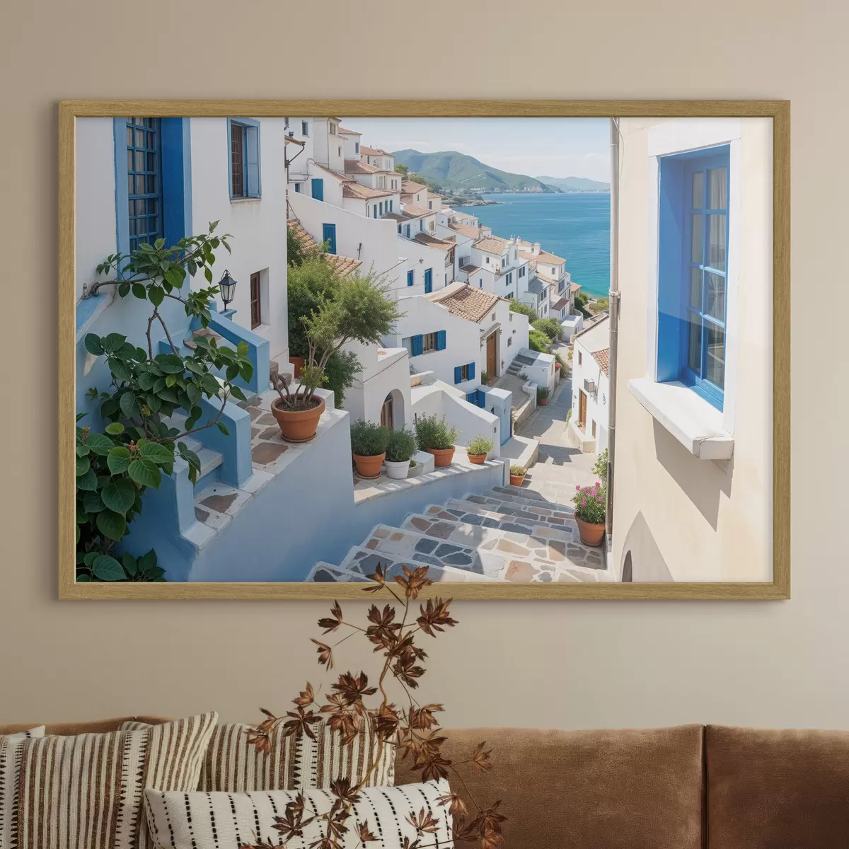 Poster Una pittoresca cittadina costiera con edifici bianchi, finestre blu e piante in vaso che costeggiano le strette vie f40148