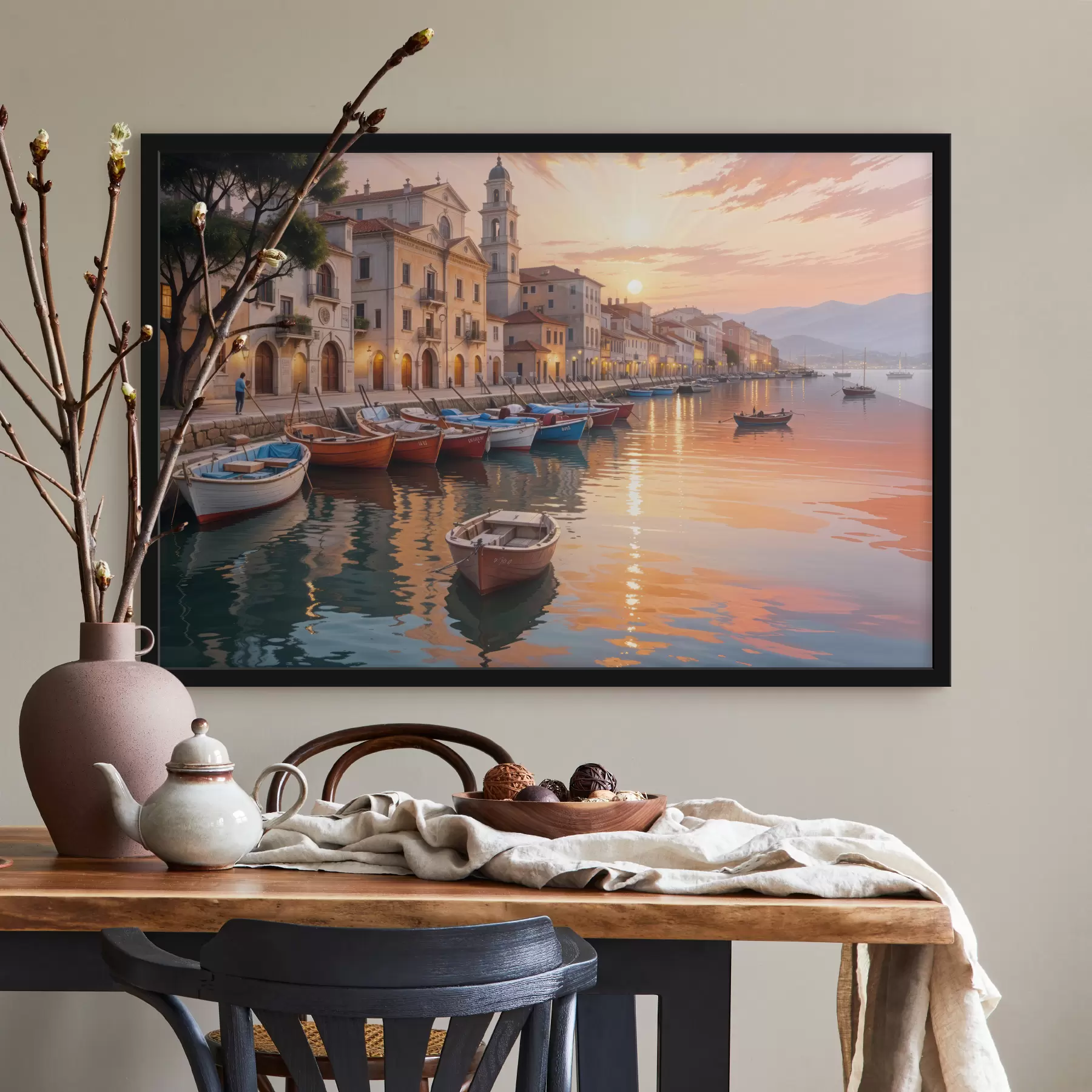 carta da parati Città costiera italiana al tramonto, con edifici colorati che costeggiano il lungomare e barche che galleggiano nelle acque calme nr. f40150