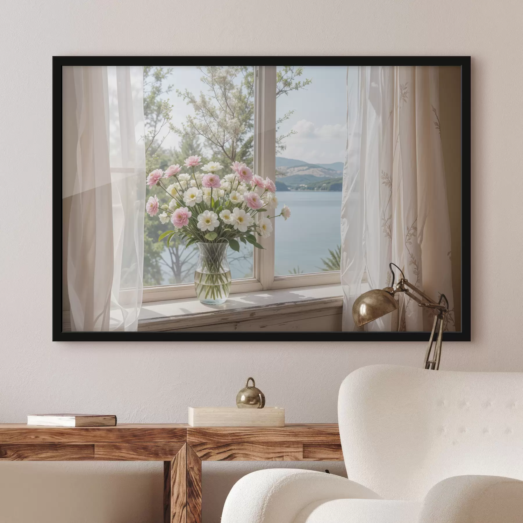 carta da parati Un bouquet di fiori rosa e bianchi in un vaso di vetro posto sul davanzale di una finestra, con un lago panoramico e montagne nr. f40151