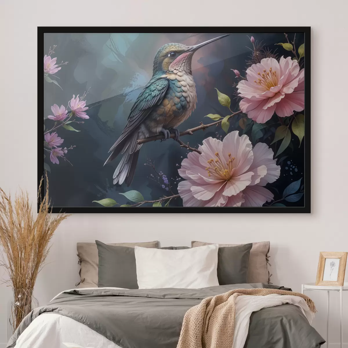 Poster Un colibrì colorato appollaiato su un ramo con vivaci fiori rosa sullo sfondo f40155