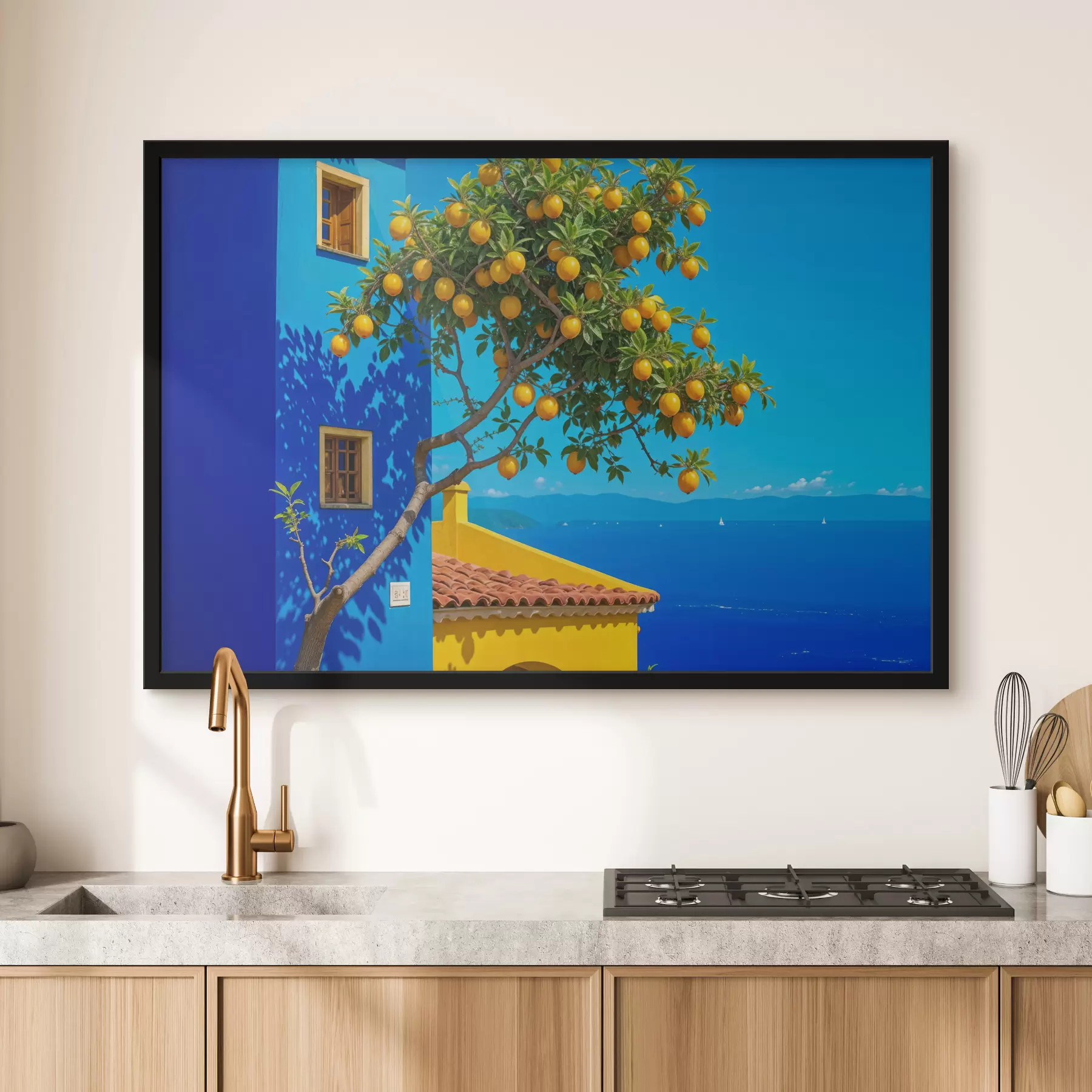 carta da parati Un albero di arance con frutti maturi che cresce su un edificio con un muro blu e un tetto di tegole che si affaccia sull'oceano nr. f40159