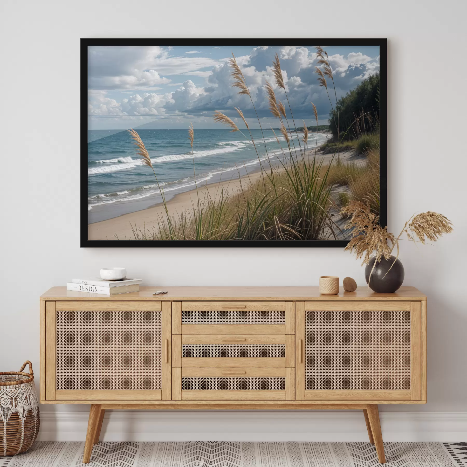 carta da parati Una spiaggia panoramica con erba alta che ondeggia al vento, con vista sull'oceano con onde che si infrangono e un cielo nuvoloso nr. f40161