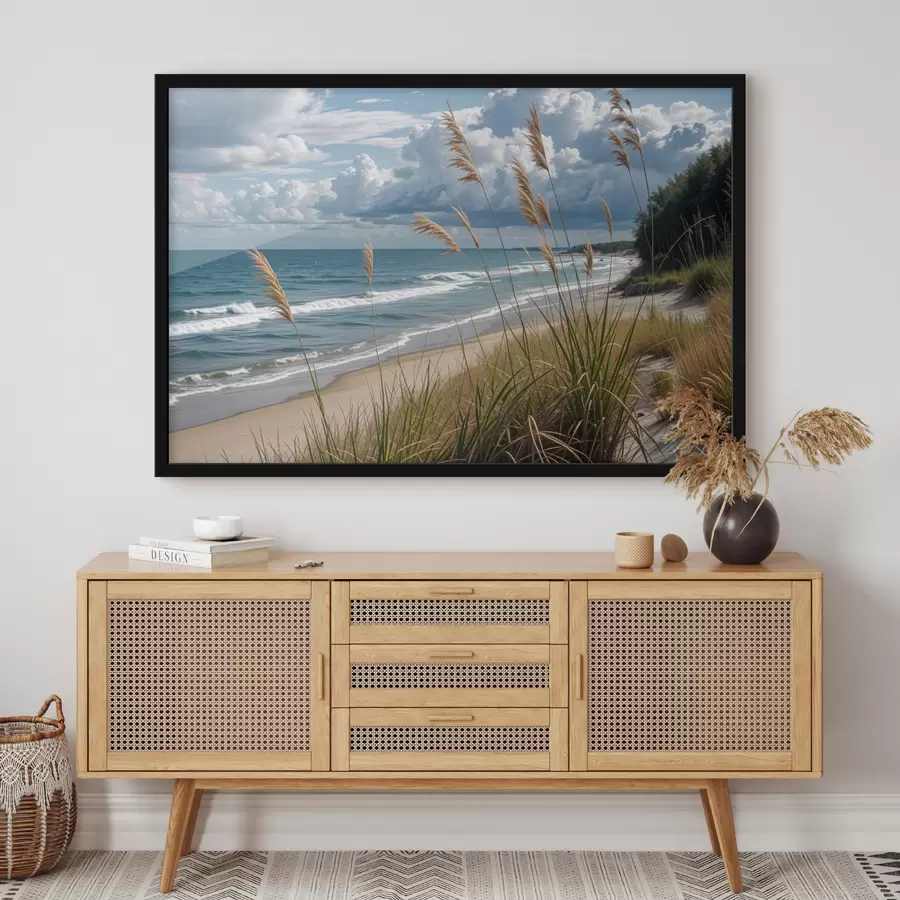 carta da parati Una spiaggia panoramica con erba alta che ondeggia al vento, con vista sull'oceano con onde che si infrangono e un cielo nuvoloso nr. f40161
