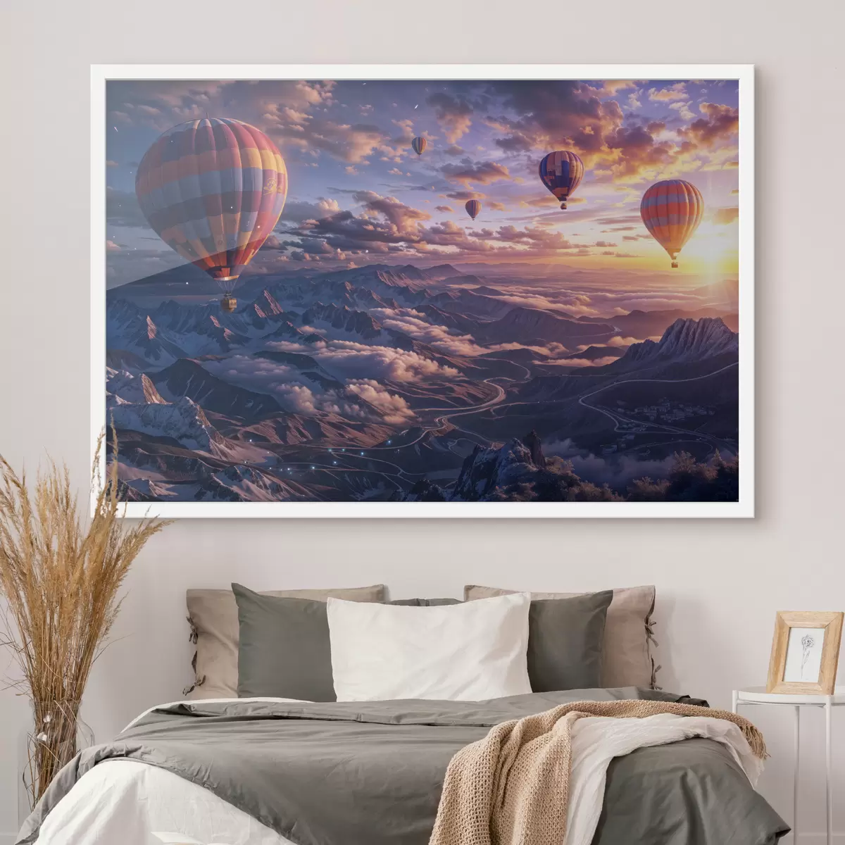 Poster Mongolfiere che sorvolano un paesaggio montuoso al tramonto, con nuvole e colori vivaci nel cielo f40397