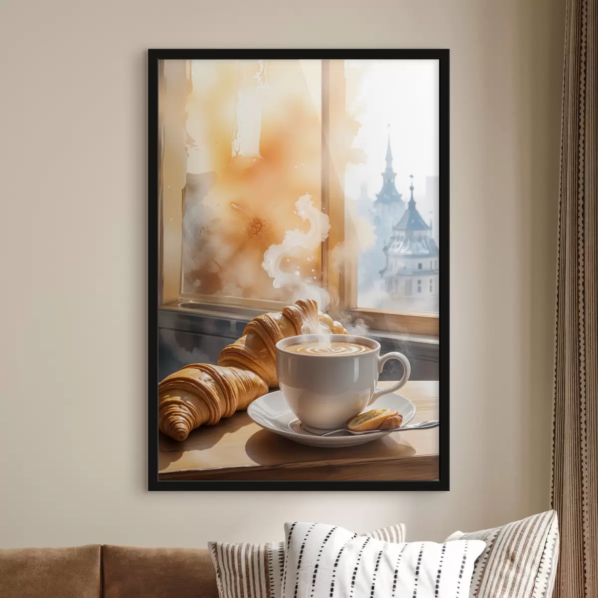 Poster Una tazza di caffè caldo con il vapore che sale, appoggiata su un tavolo accanto a un croissant, con vista su un edificio storico f40405