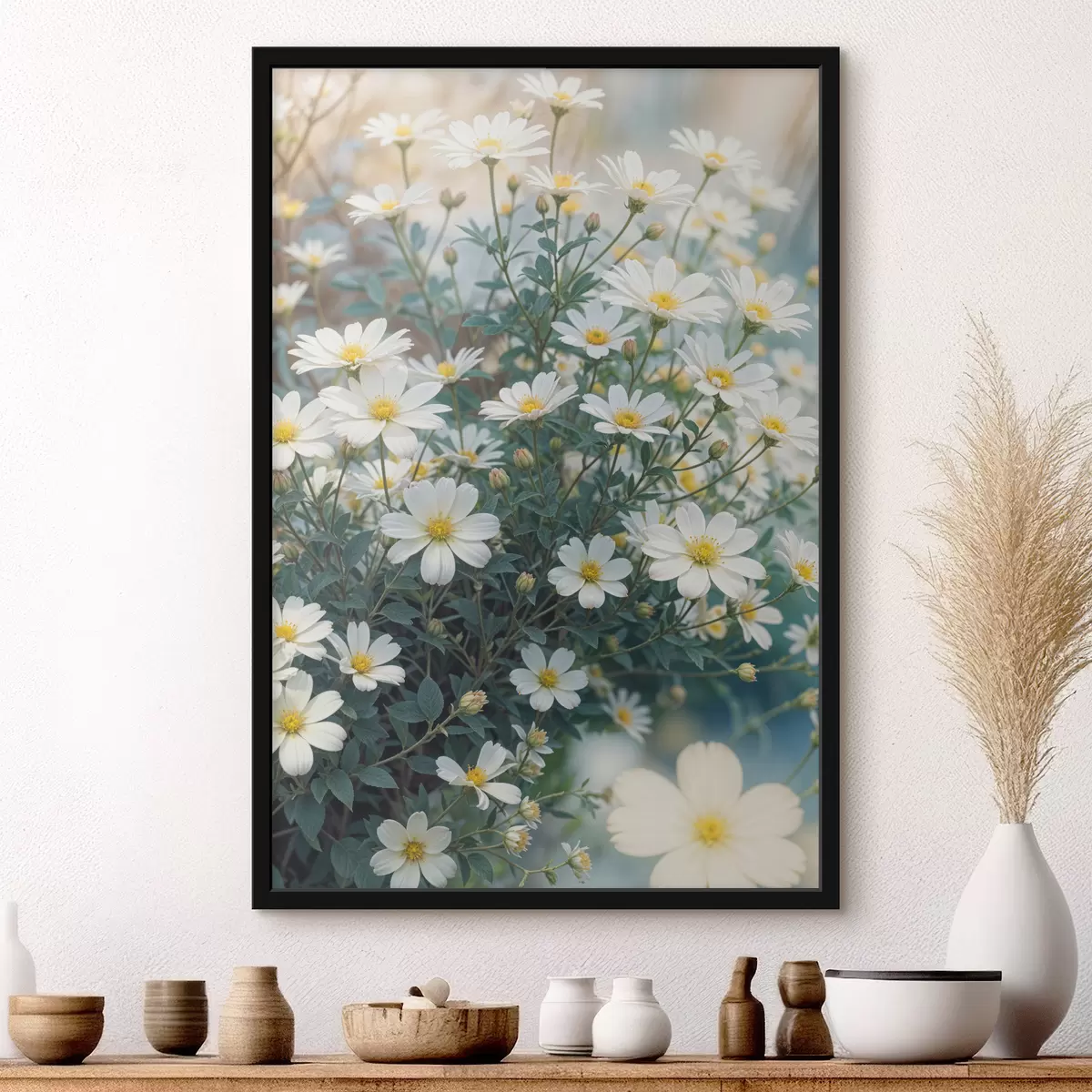 Poster Un campo di fiori di margherita bianca con fogliame verde, su uno sfondo sfocato f40413