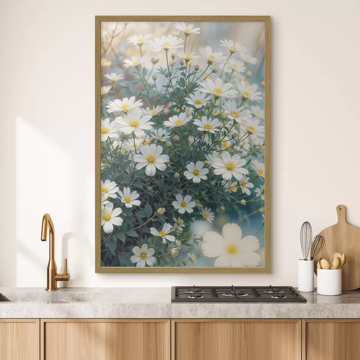 Poster Un campo di fiori di margherita bianca con fogliame verde, su uno sfondo sfocato f40413