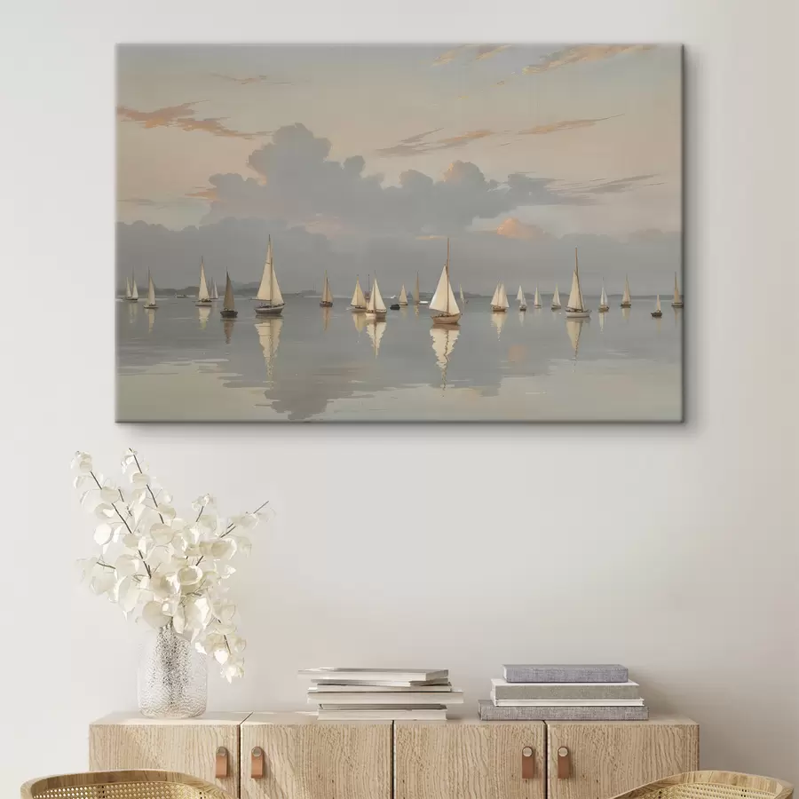 carta da parati Una flotta di barche a vela bianche su uno specchio d'acqua calmo e riflettente al tramonto, con un cielo nuvoloso sullo sfondo nr. s40615