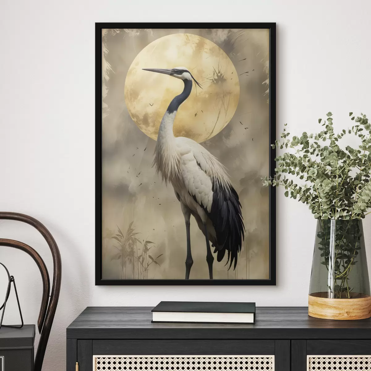 Poster Una maestosa gru grigia in piedi davanti a una grande luna piena, con uno sfondo naturale sfocato f40591