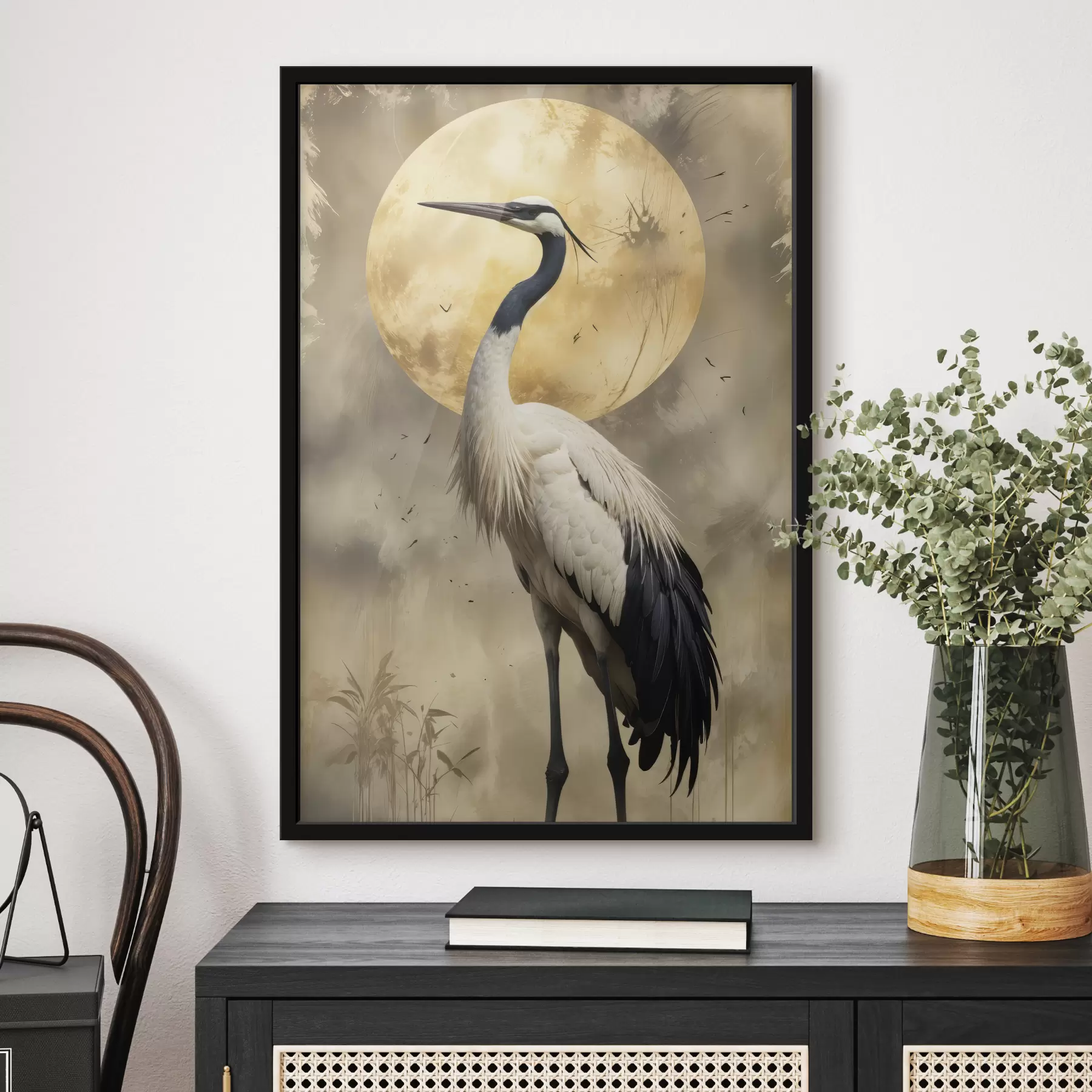 carta da parati Una maestosa gru grigia in piedi davanti a una grande luna piena, con uno sfondo naturale sfocato nr. f40591