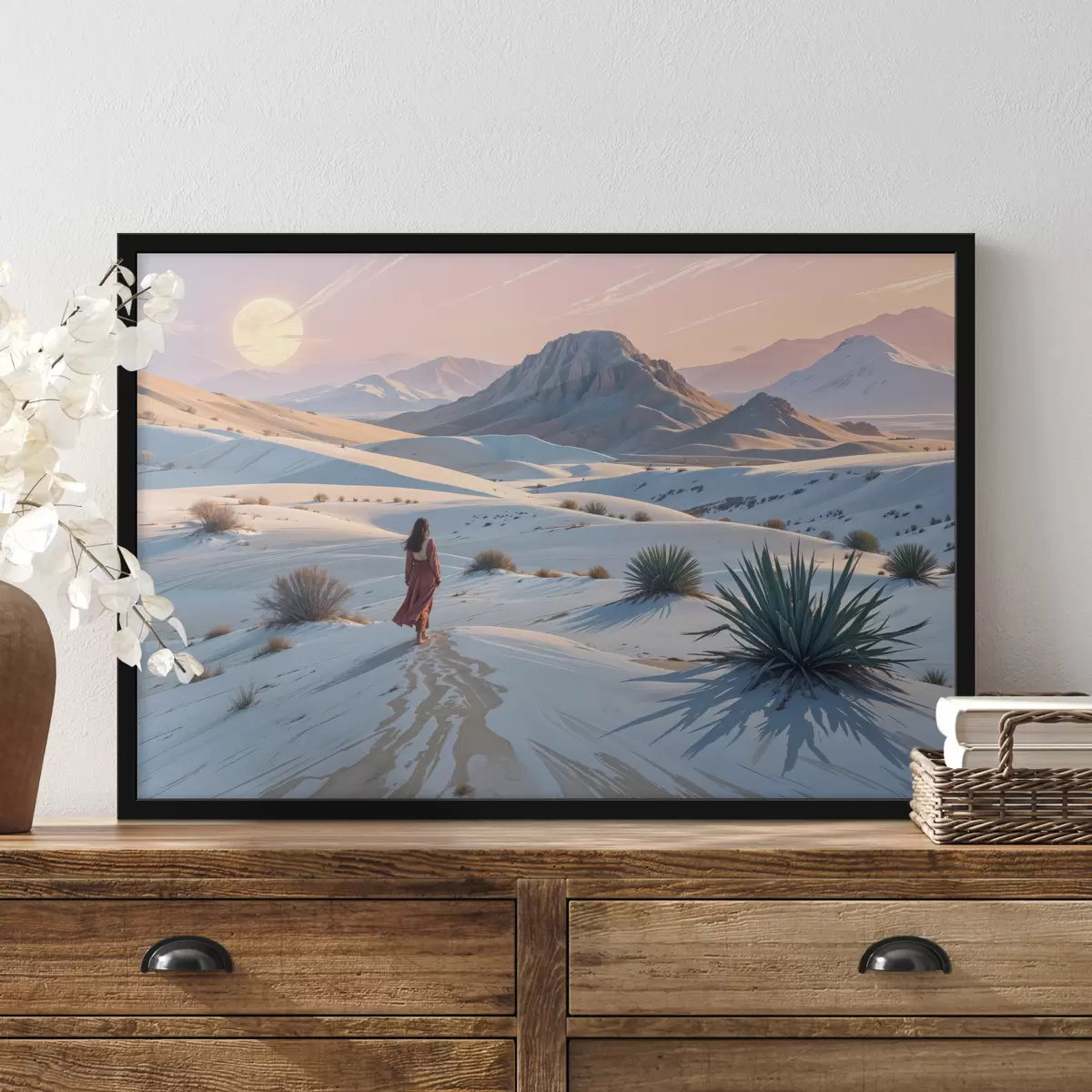 Poster Una donna in abito rosso in un paesaggio desertico con una montagna sullo sfondo e dune di sabbia f40603