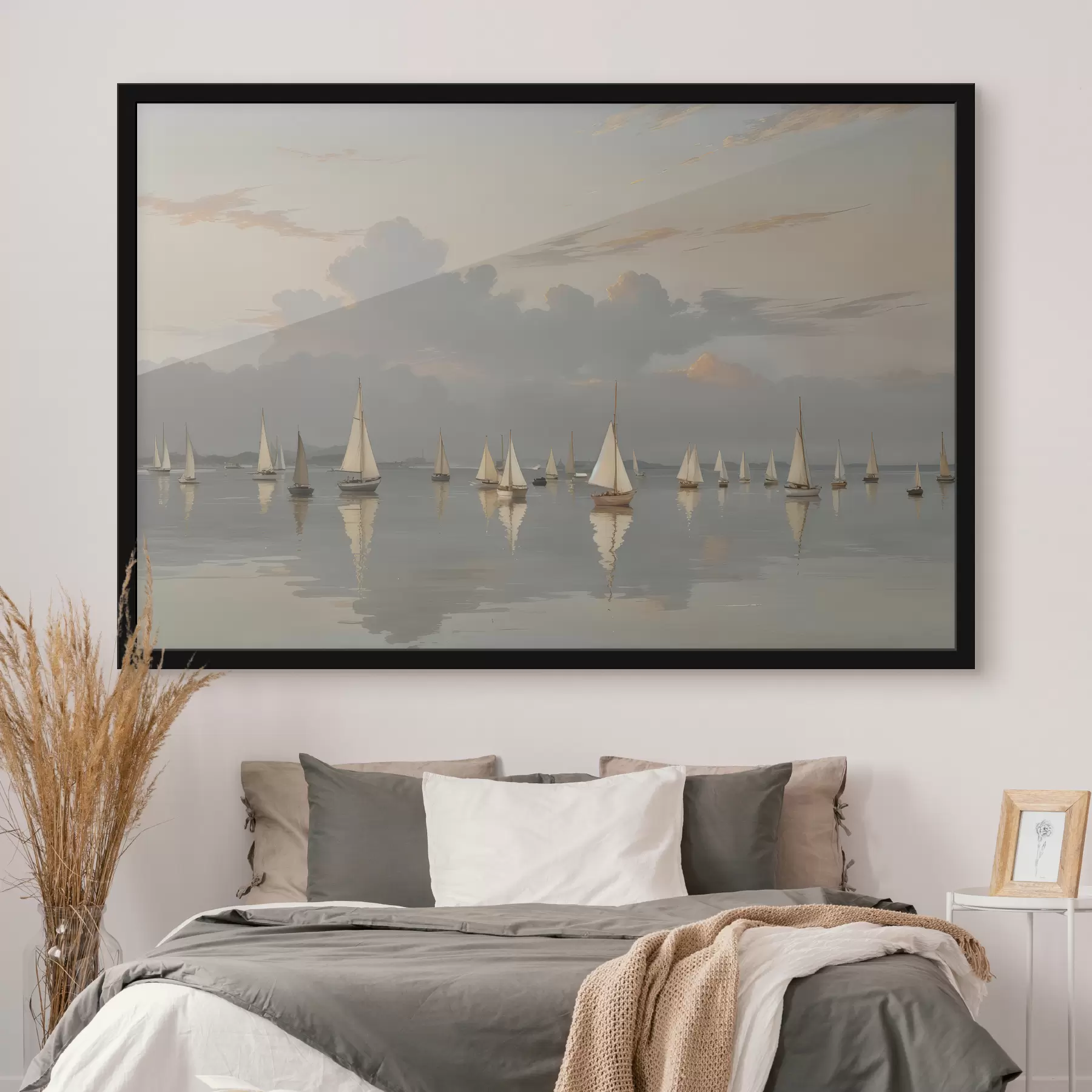 carta da parati Una flotta di barche a vela bianche su uno specchio d'acqua calmo e riflettente al tramonto, con un cielo nuvoloso sullo sfondo nr. f40615