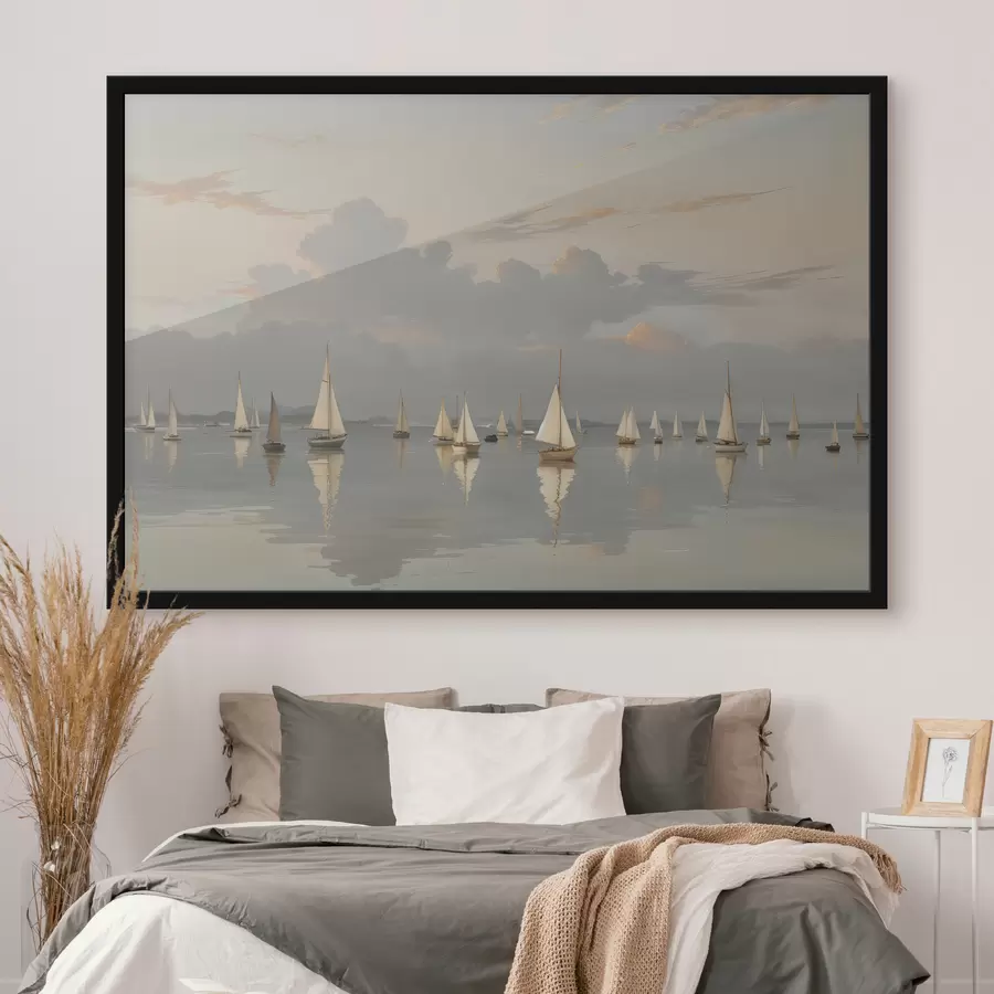 carta da parati Una flotta di barche a vela bianche su uno specchio d'acqua calmo e riflettente al tramonto, con un cielo nuvoloso sullo sfondo nr. f40615