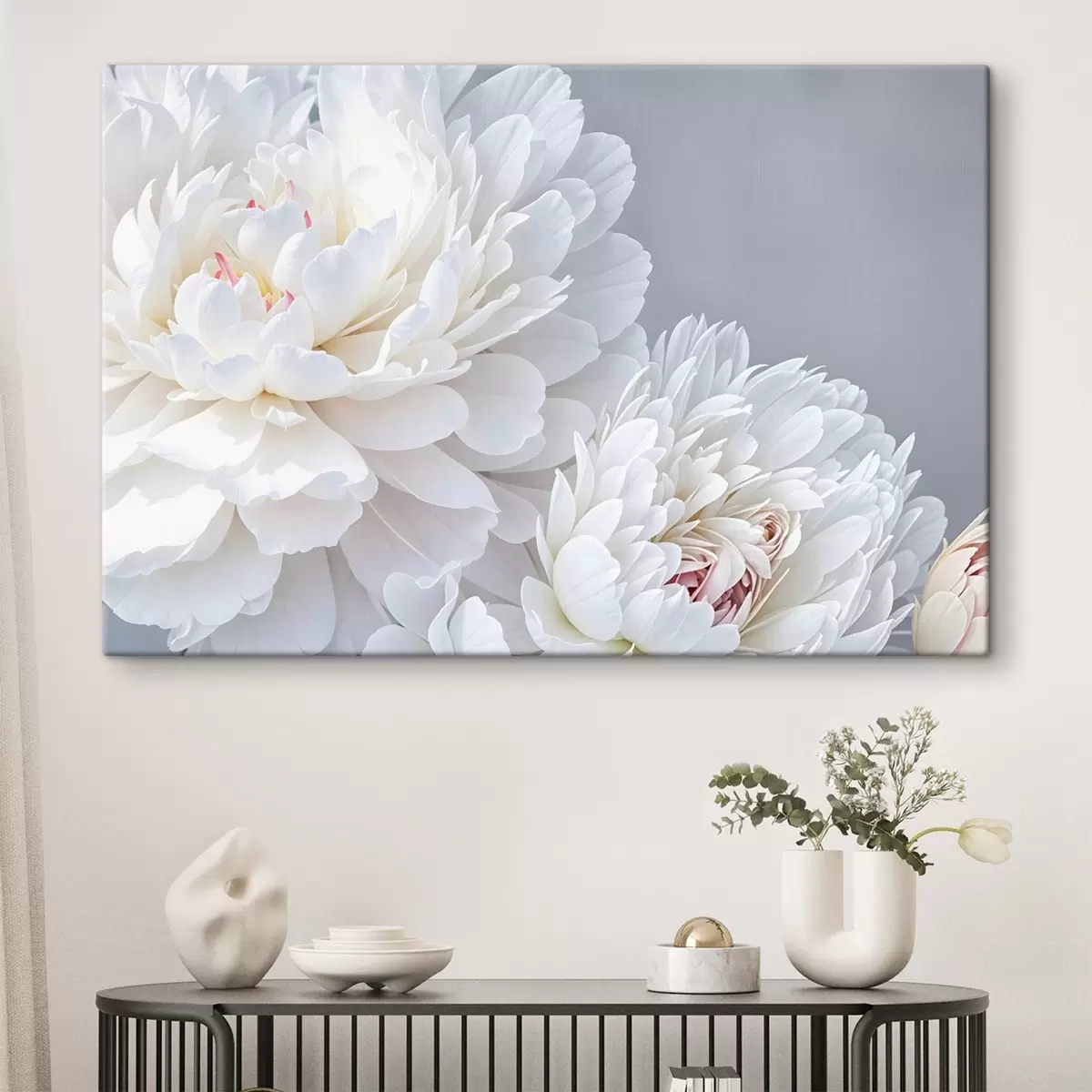 carta da parati Fiori di peonia bianchi con petali morbidi e delicati su uno sfondo grigio chiaro nr. s41085