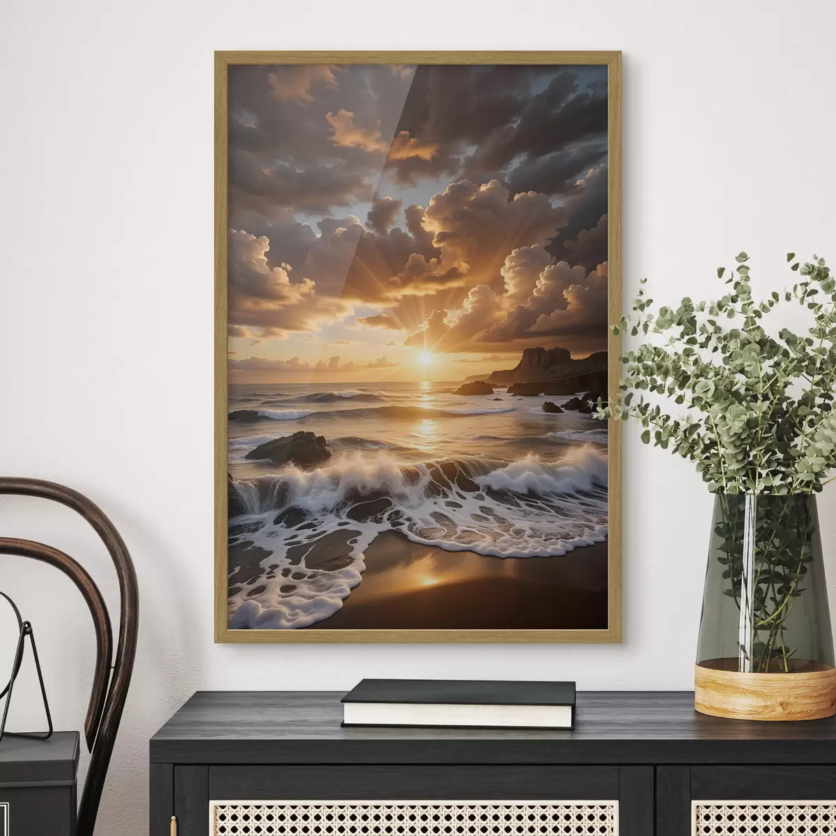 Poster Un tramonto drammatico su una costa rocciosa, con onde che si infrangono e nuvole drammatiche nel cielo f41245