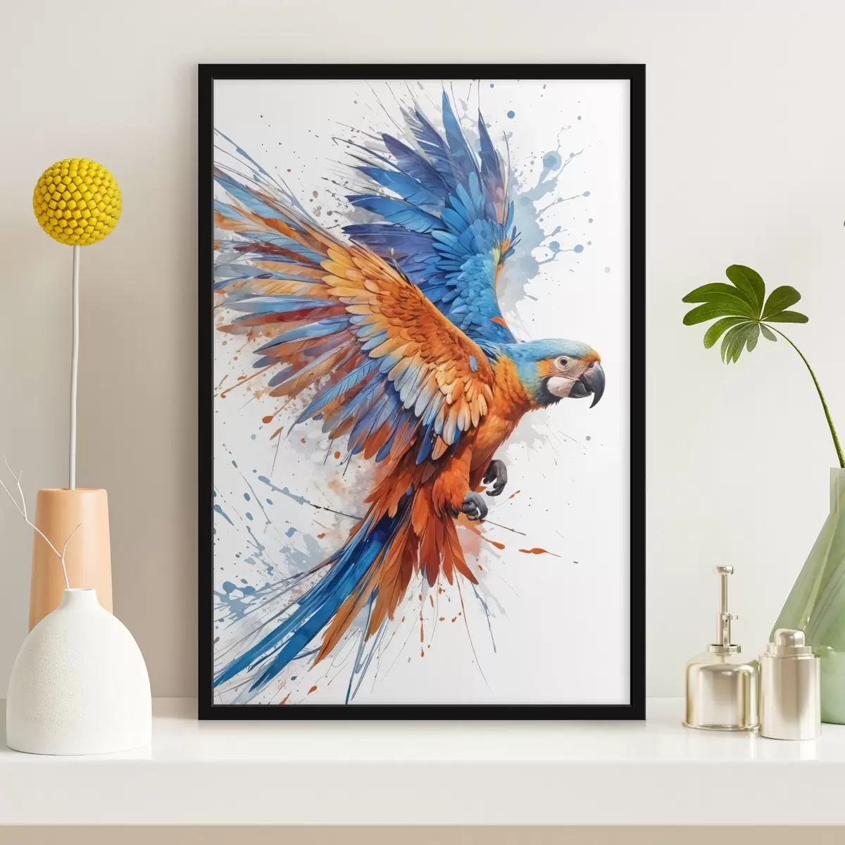 Poster Pappagallo colorato con piume blu, arancioni e gialle in volo su uno sfondo schizzato f41250