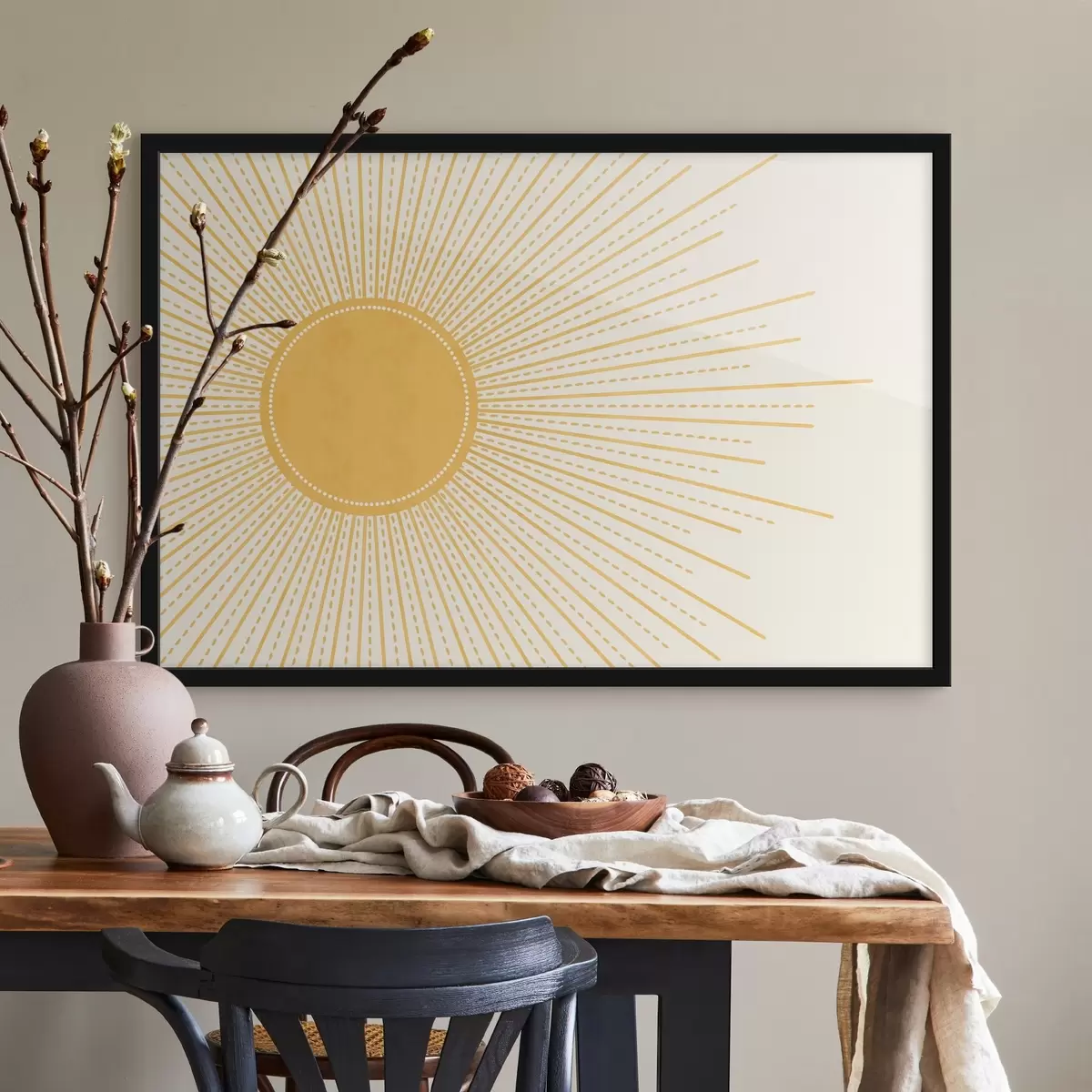 Poster Un sole giallo brillante con raggi di sole irradiati su uno sfondo chiaro, che crea un'atmosfera calda e soleggiata f41268