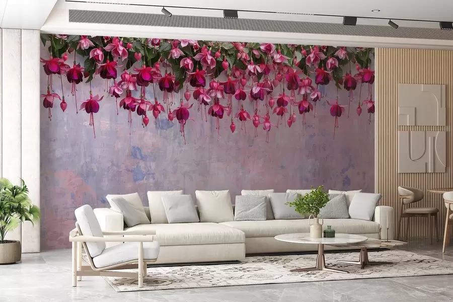Carta da parati Floreale Grandi fiori fucsia appesi dall'alto sullo sfondo di una parete retrò con imitazione di scalfitture n. w02132