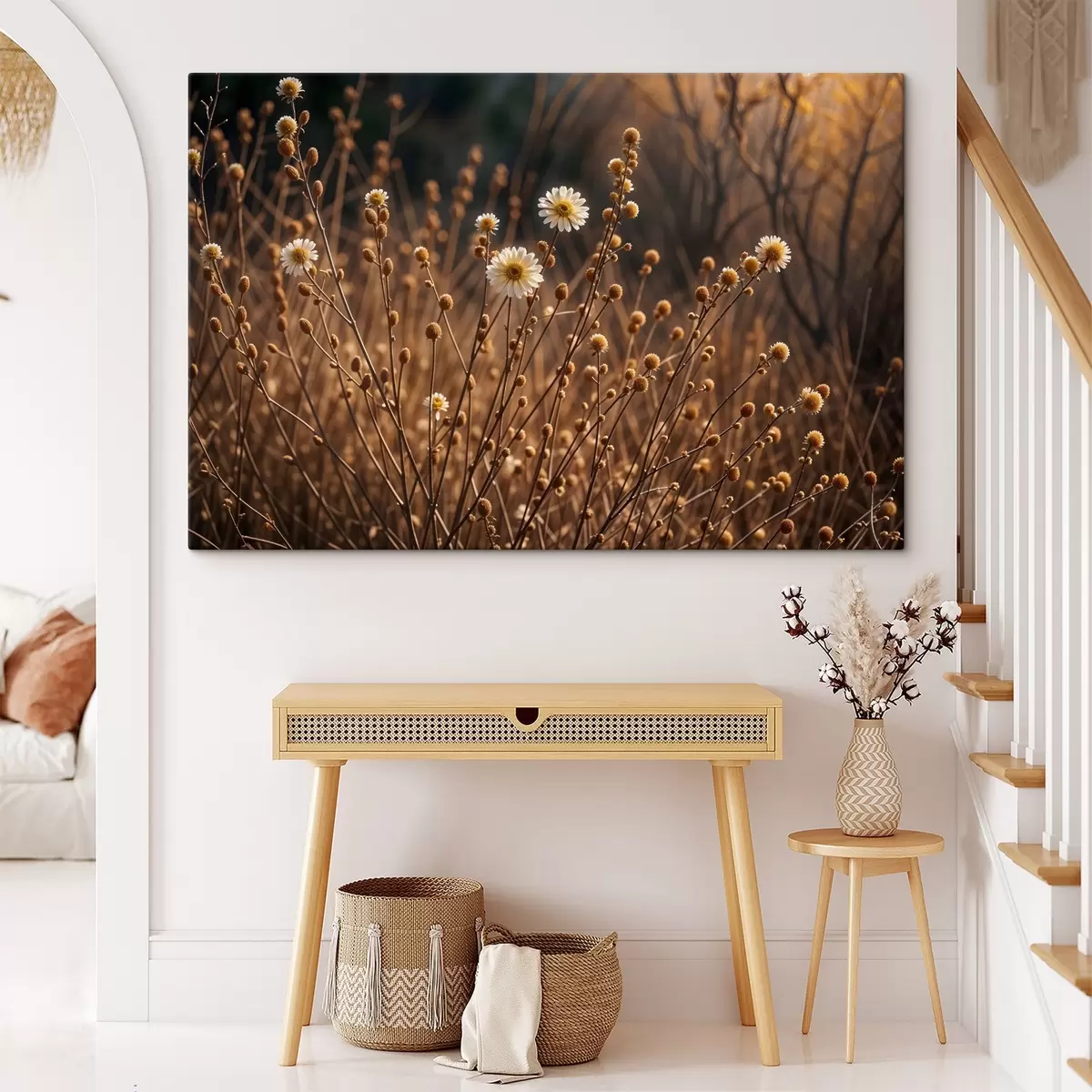 carta da parati Margherite bianche in un campo di erba secca e steli, con la calda luce del sole serale nr. s41735