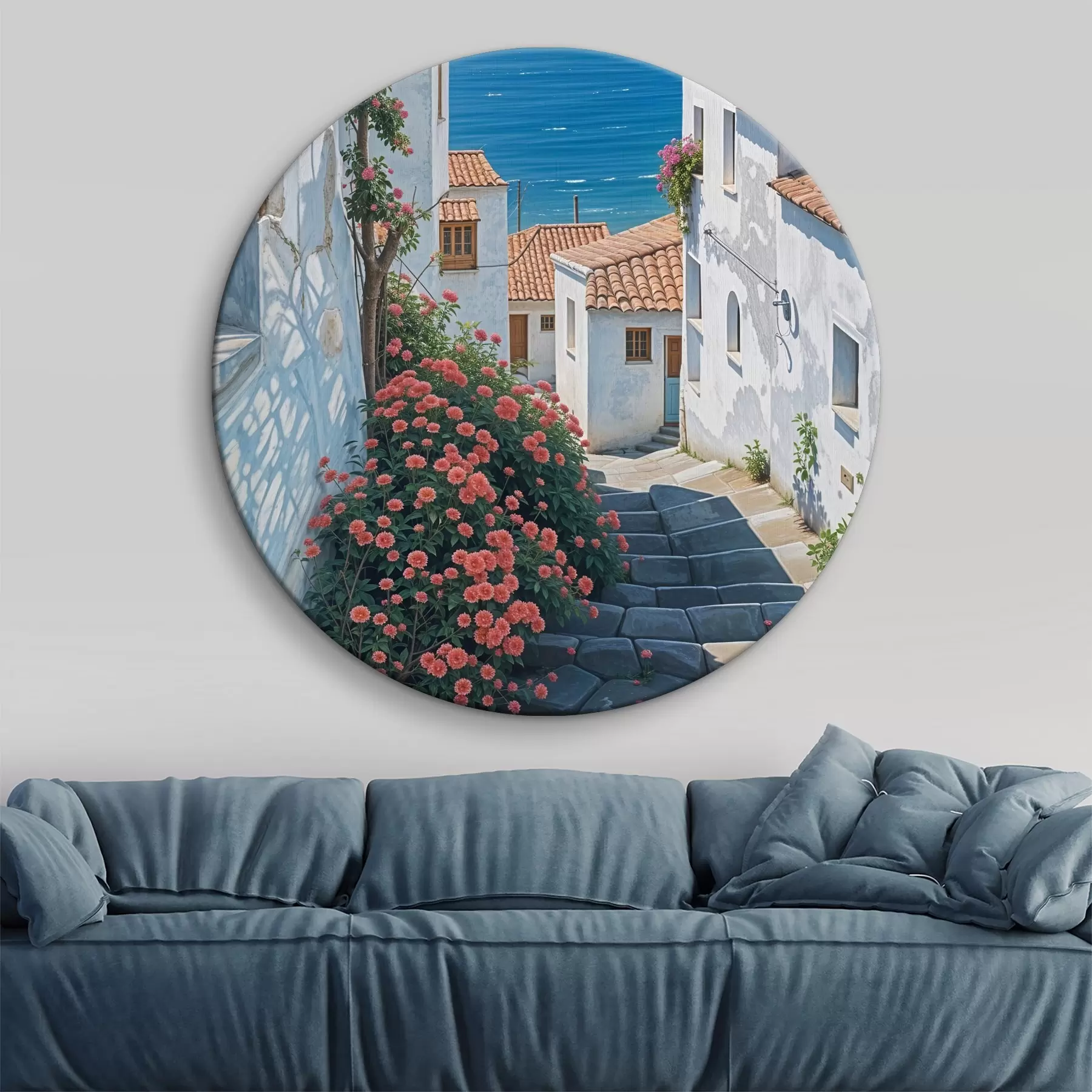 carta da parati Una strada stretta in una città costiera, con edifici bianchi, tetti di tegole rosse e vivaci fiori rosa nr. r39532