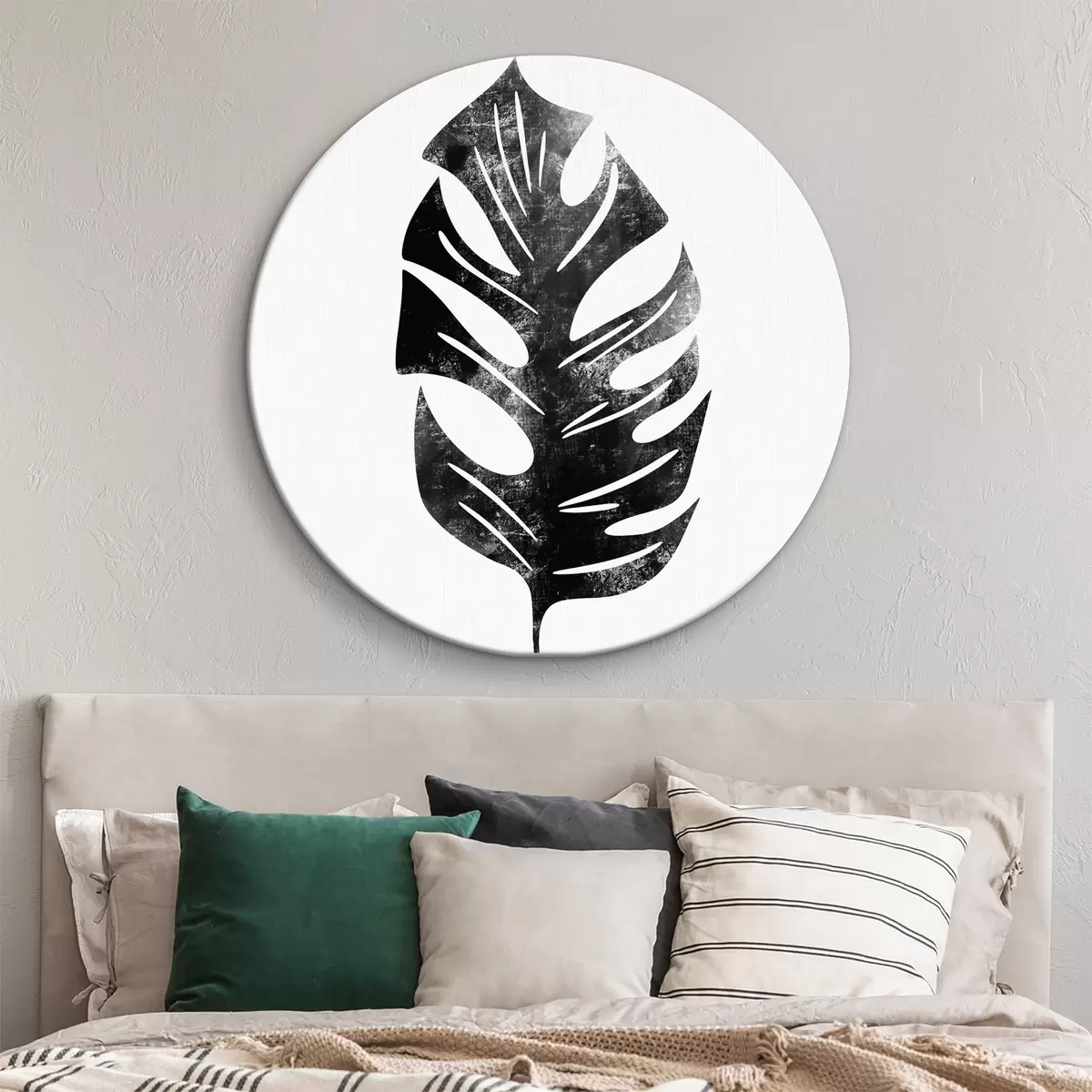 Quadri rotondi Pianta, foglia di monstera con fessure, tropicale, minimalismo, colore nero e trama grigia r38345
