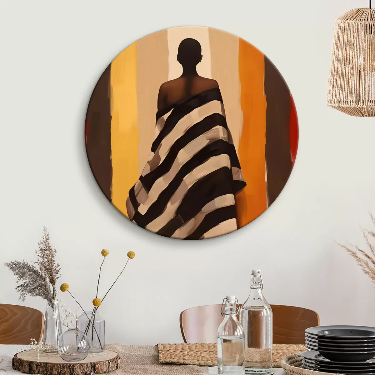 Quadri rotondi Silhouette di una donna afroamericana con mantello a righe su uno sfondo a righe verticali, nero, beige, giallo, rosso, marrone r40487