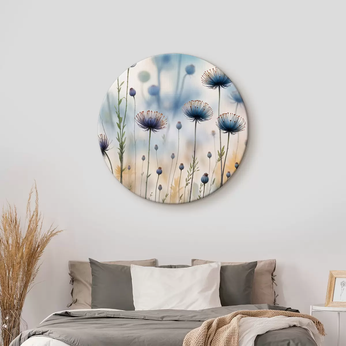 Quadri rotondi Alti fiori viola simili a denti di leone con sfondo sfocato, che creano un'atmosfera serena e sognante r40414