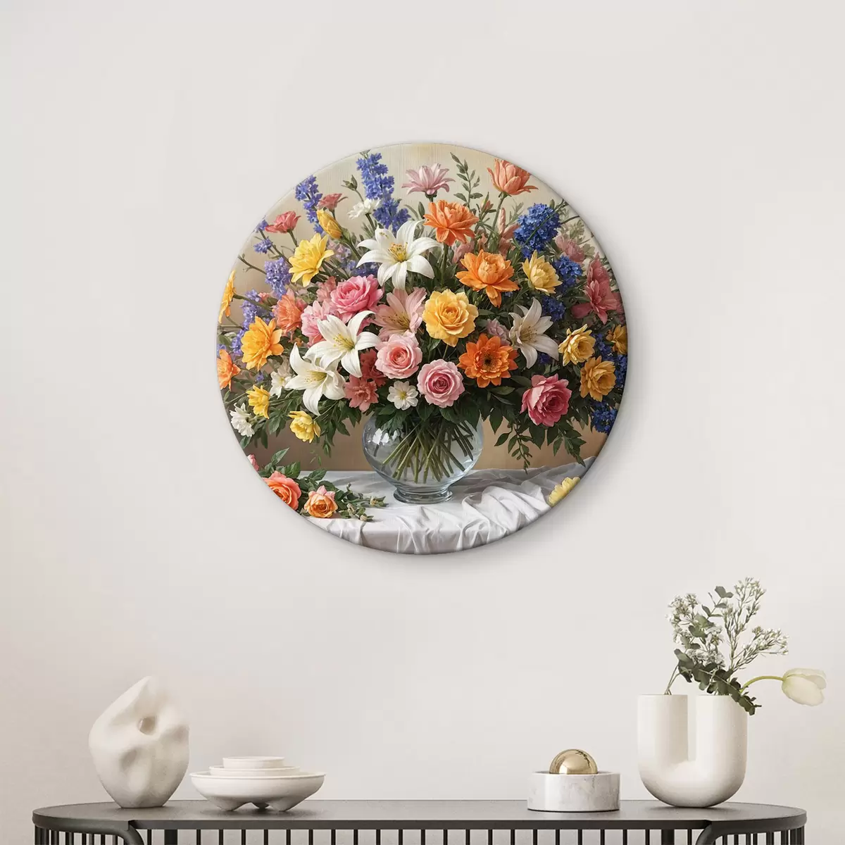 Quadri rotondi Un vivace bouquet di vari fiori colorati in un vaso di vetro su una tovaglia bianca dipinta d'arte vintage r38825