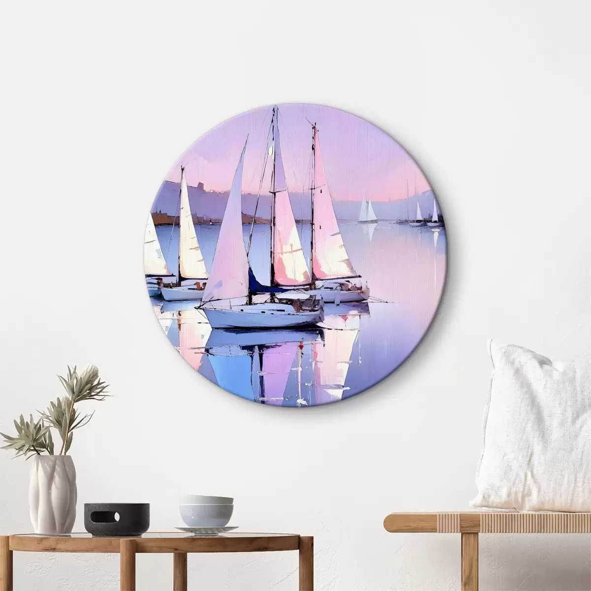 Quadri rotondi Dipinto ad olio di paesaggio di barche a vela al tramonto, riflesse nell'acqua ferma. Il cielo ha un colore tenue e pastello r38895