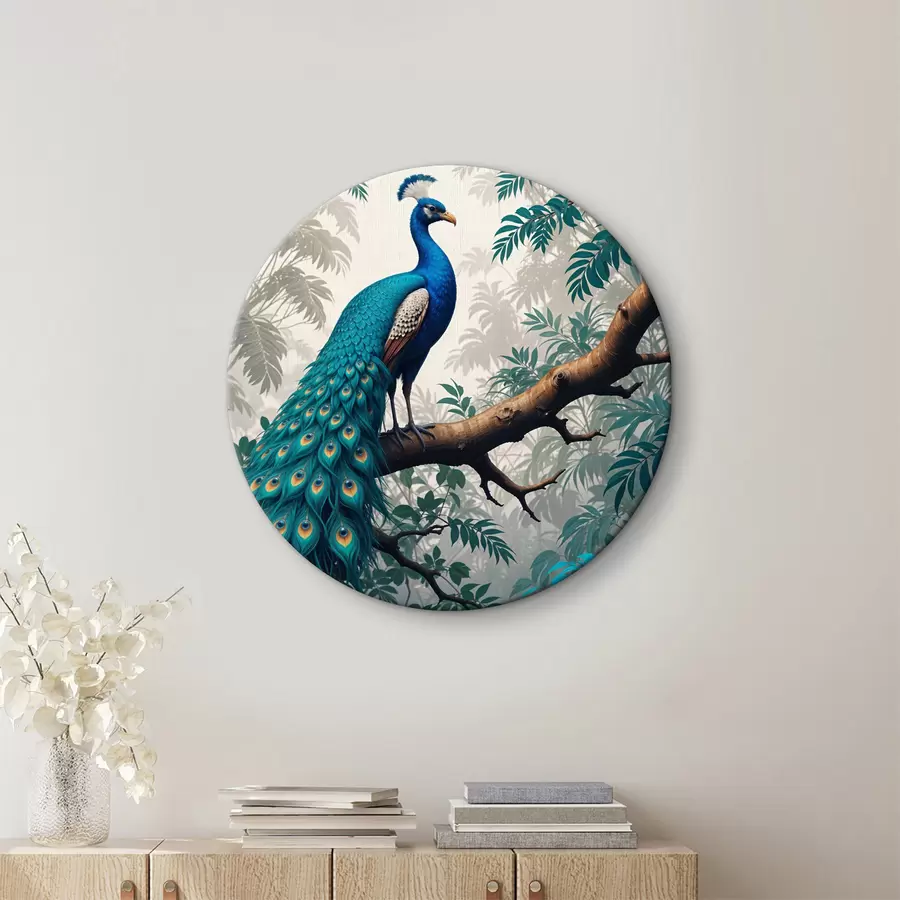 carta da parati Un pavone blu vibrante appollaiato su un ramo di un albero in una lussureggiante foresta tropicale nr. r39401