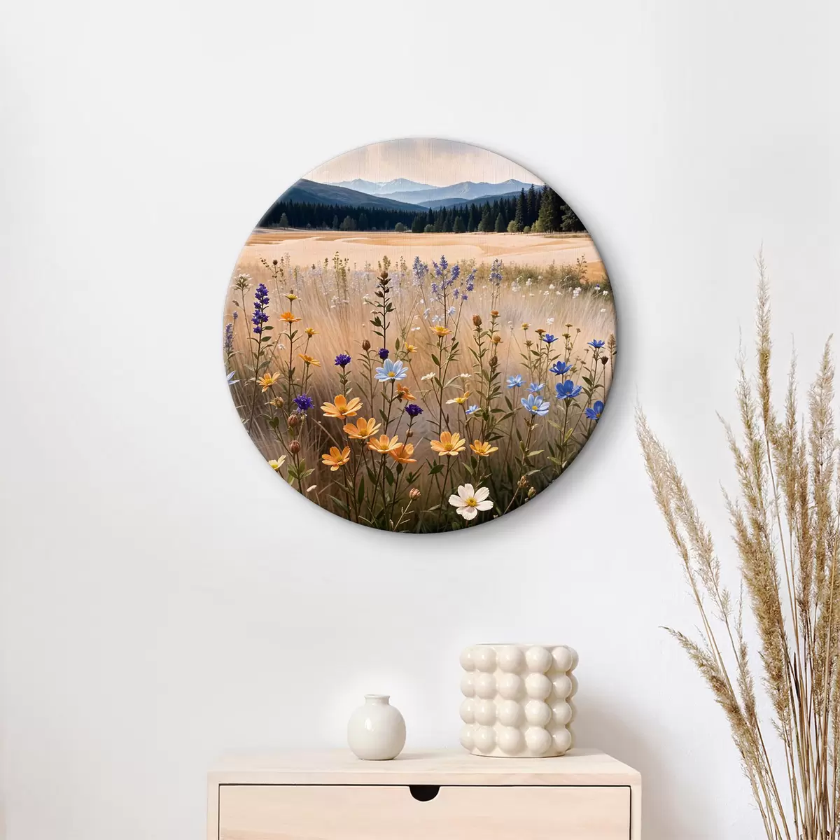Quadri rotondi Un campo di fiori colorati in primo piano, con un lago e montagne sullo sfondo r39502