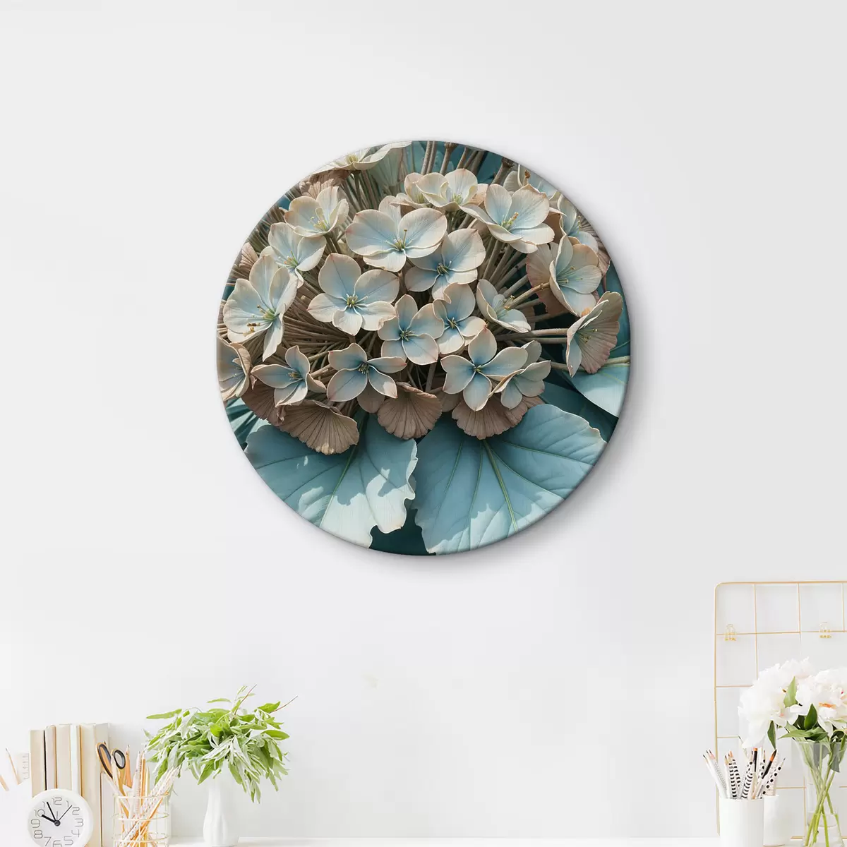 Quadri rotondi Delicati fiori blu e bianchi con grandi foglie verdi, che creano una composizione rigogliosa e naturale r39516