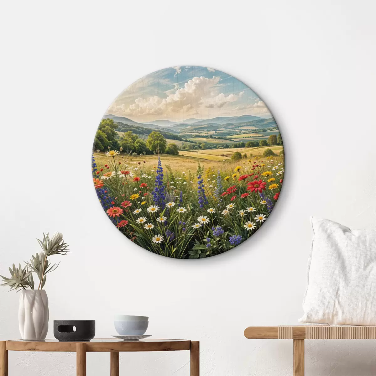 Quadri rotondi Un paesaggio di campagna lussureggiante con un prato fiorito pieno di fiori colorati sotto un cielo nuvoloso r40018