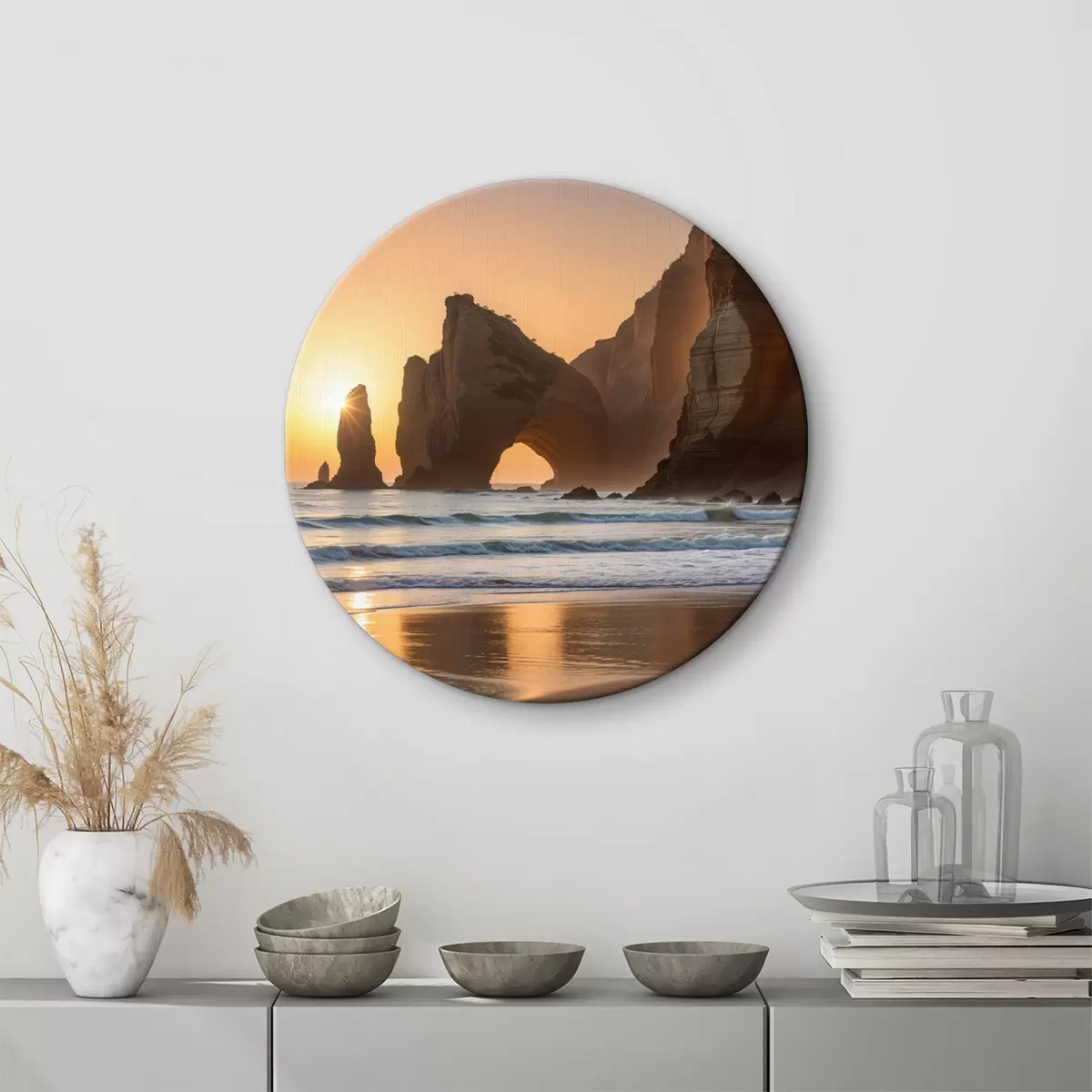 Quadri rotondi Costa rocciosa con faraglioni e archi al tramonto, con onde che si infrangono sulla spiaggia sabbiosa r40025