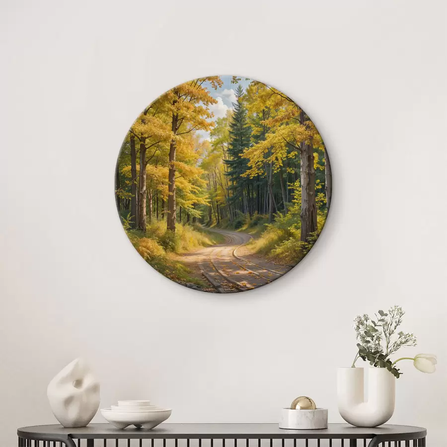 carta da parati Una strada sterrata che serpeggia attraverso una foresta in autunno, con alberi alti su entrambi i lati nr. r40031