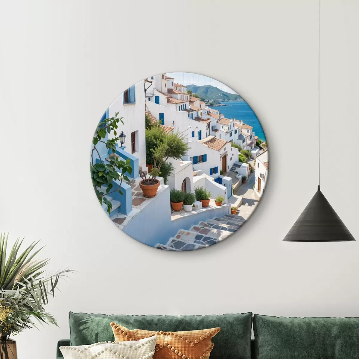 Quadri rotondi Una pittoresca cittadina costiera con edifici bianchi, finestre blu e piante in vaso che costeggiano le strette vie r40148