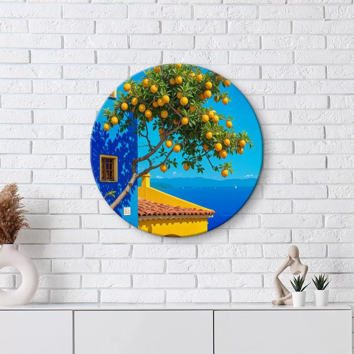 Quadri rotondi Un albero di arance con frutti maturi che cresce su un edificio con un muro blu e un tetto di tegole che si affaccia sull'oceano r40159