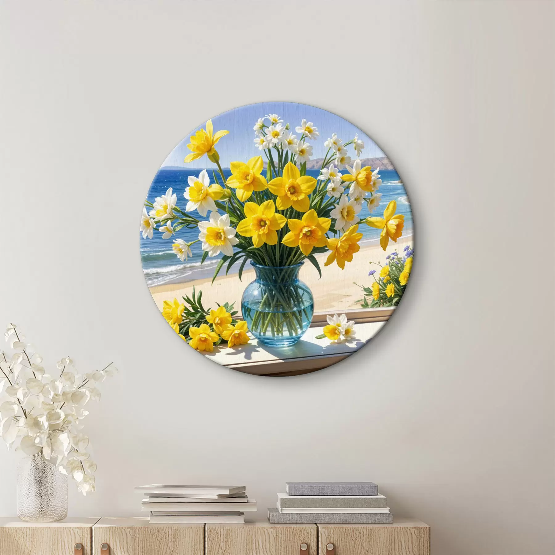 carta da parati Un mazzo di narcisi gialli e margherite bianche in un vaso di vetro su un davanzale con vista sulla spiaggia e sull'oceano nr. r40171